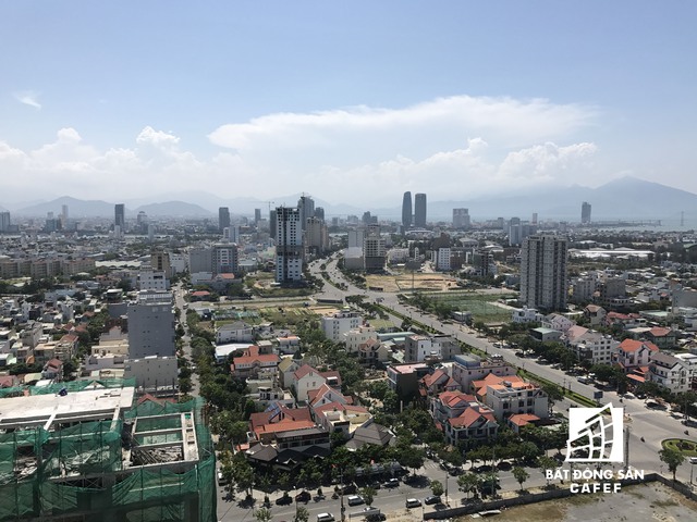 
Con đường Phạm Văn Đồng có nhiều khách sạn cao tầng đang hoạt động hết công suất, bên cạnh đó hiện có 4 dự án lớn khác đang xây dựng.
