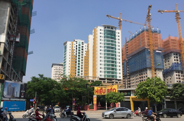 Cách dự án Việt Đức Complex chỉ tầm hơn 100m, là 4 tòa nhà cao tầng từ 2 dự án The Legend và Comatec Tower với khoảng 1.000 căn hộ chung cư.