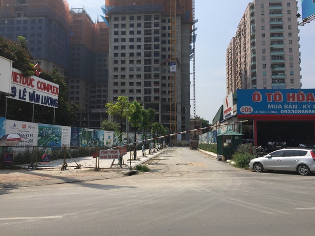 Ngoài những dự án đã hoàn thiện, đường Nguyễn Tuân đang tiếp tục được lấp kín với những tòa nhà cao tầng như dự án Việt Đức Complex với quy mô 4 tòa cao ốc cao từ 23-27 tầng.