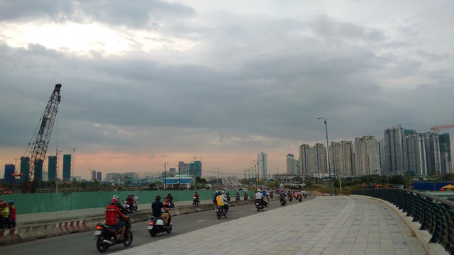 
Cây cầu vượt thuộc Đại lộ Vòng cung, vượt qua đường Mai Chí Thọ - lối vào hầm Thủ Thiêm đang được xây dựng.
