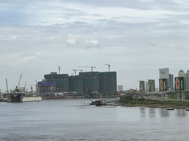 
Diện mạo hai bờ sông Sài Gòn đang được thay đổi nhanh một cách không ngờ. Theo quy hoạch, bên cạnh khu dân cư cao cấp, nơi đây còn có khu thương mại, văn phòng làm việc, khách sạn 5 sao, các tổ hợp giải trí hiện đại… với mật độ xây dựng chung của khu đô thị khoảng 35%, số tầng được xây dựng tối đa là 55 tầng (tương đương chiều cao 220m); tổ chức không gian kiến trúc theo hướng thấp dần về phía bờ sông Sài Gòn.
