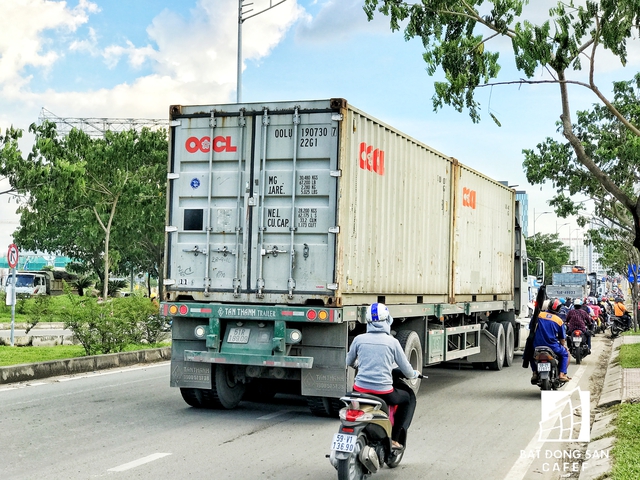 
Nhiều người cảm thấy bất an khi chạy xe cùng làn đường với hàng loạt xe container gầm rú inh ỏi trên hướng vào cảng Cát Lái

 
