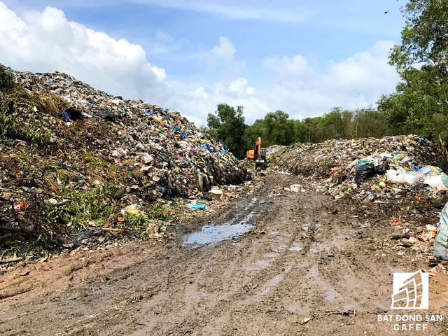
Theo ghi nhận của chúng tôi, thời điểm này, do lượng rác phát sinh trên địa bàn huyện đảo Phú Quốc quá lớn nên bãi rác Cửa Dương đã bị quá tải.
