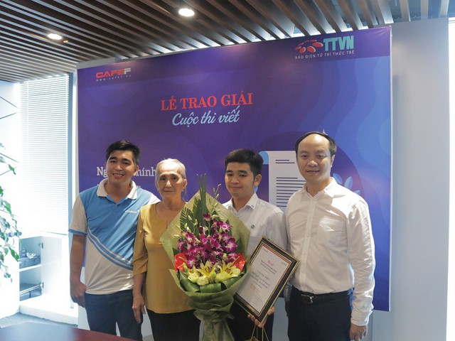 
Tác giả Trần Hoài Phong nhận giải đặc biệt cùng với mẹ và em trai
