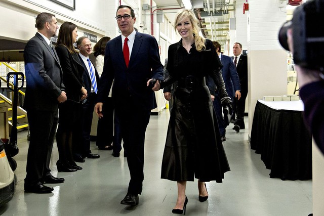 
Ông Mnuchin và vợ, bà Louise Linton, trong chuyến thăm tới nhà máy in tiền.
