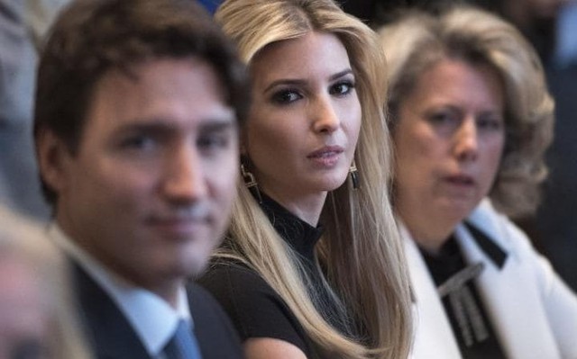 
Khoảnh khắc ái nữ Ivanka Trump ngắm nhìn Thủ tướng Canada được chụp lại.
