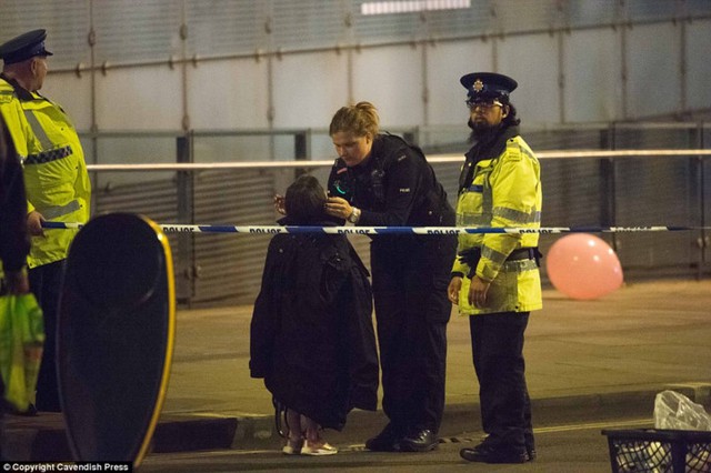 
Một bé gái được cảnh sát giúp đỡ sau khi xảy vụ đánh bom kinh hoàng bên trong buổi hòa nhạc dành cho các teen người Anh.Ảnh: Cavendish Press./.
