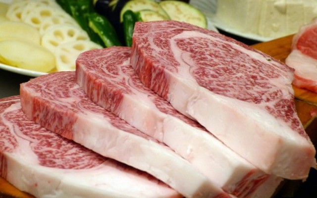 
Được mệnh danh là những con bò ăn cỏ non, nghe nhạc giao hưởng, thịt bò Kobe của Nhật Bản được xem là loại đắt đỏ nhất thế giới (Ảnh: foodbeast)
