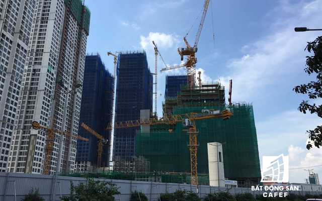 
Landmark 81 đang được thi công rầm rộ phần thân, công trình đang được xây dựng ở tầng thứ 18.
