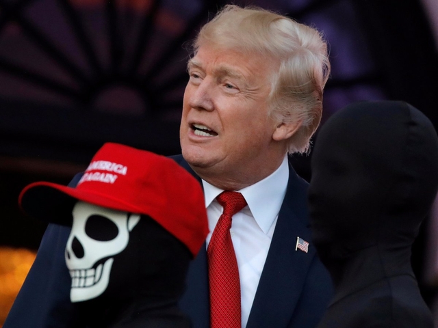 
Tổng thống Trump chú ý tới một đứa trẻ đội trên đầu chiếc mũ “Make America Great Again” từng rất nổi bật trong chiến dịch tranh cử của ông Trump.
