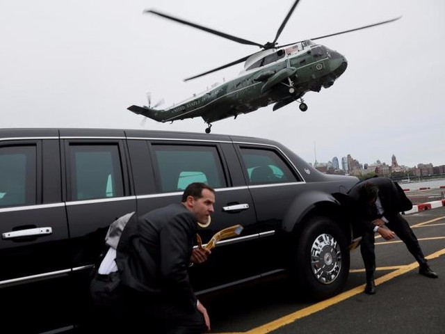 
Mật vụ núp bên cạnh chiếc chuyên xa có biệt danh Quái thú khi trực thăng trở Tổng thống Trump hạ cánh xuống New York hôm 4/5.
