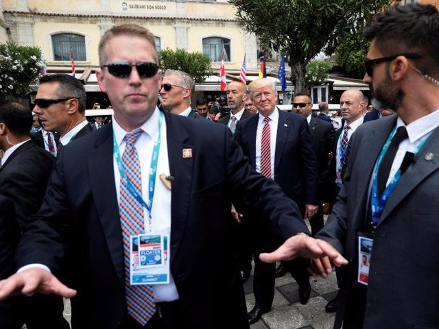 
Mật vụ bảo vệ Tổng thống Trump khi ông dự G7 tại Taormina, Sicily, Italy hôm 26/5. Họ là lá chắn sống bảo vệ người quyền lực nhất nước Mỹ, ngăn những kẻ tấn công có thể tiếp cận ông chủ Nhà Trắng hoặc thập chí là lấy thân mình để che chở cho Tổng thống.
