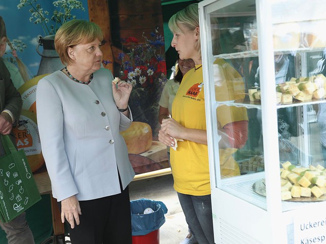 Lớn lên ở Đông Đức, bà Merkel vẫn giữ thói quen ăn uống từ thời thơ ấu, nơi mà thức ăn khá hiếm khi bà còn là một đứa trẻ.