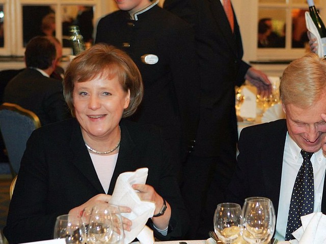 Tờ TIME  cho biết, trong cuộc trò chuyện với cố thủ tướng Nigeria Goodluck Jonathan, bà Merkel cho biết bà thường bắt đầu ngày mới bằng bữa sáng cùng phu quân Joachim Sauer. Họ cùng trò chuyện về nhiều vấn đề, trong đó có những vấn đề thời sự như công dân bình thường khác.