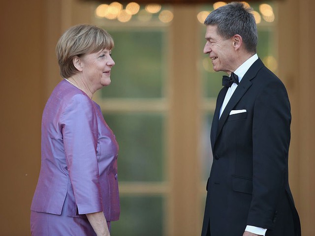 Cả bà Merkel và chồng đều là những nhà hóa học danh tiếng của Đức. Tuy nhiên, sau khi bà Merkel rẽ sang sự nghiệp chính trị, ông Sauer vẫn tiếp tục theo đuổi ngành hóa học và trở thành giáo sư. Theo Reuters, họ thường đi bộ đường dài cùng nhau và tham dự các buổi hòa nhạc opera.