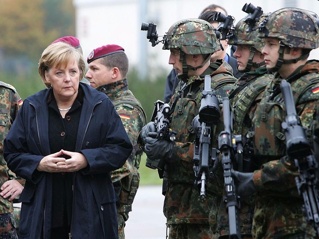 Chính vì thế, bà Merkel không bao giờ quyết định vội vàng. Trong cuốn tiểu sử năm 2007, bà Merkel nhấn mạnh: “Tôi nghĩ tôi là người can đảm trong giây phút quyết định. Tuy nhiên, tôi cần nhiều thời gian để bắt đầu và cố gắng xem xét kỹ lưỡng nhất có thể”.