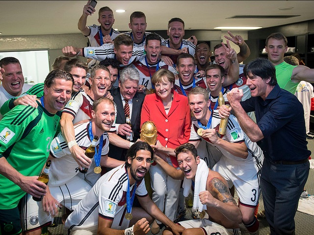 Ngoài chính trị, bà Merkel là một người hâm mộ bóng đá. Bà chung vui cùng đội tuyển Đức sau khi vô địch World Cup 2014.
