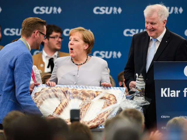 Đồ ăn ưa thích của bà Merkel là bắp cải xanh và xúc xích thịt lợn Mettwurst. Năm 2001, bà được bầu là “Nữ hoàng Bắp cải” vùng Oldenburg.