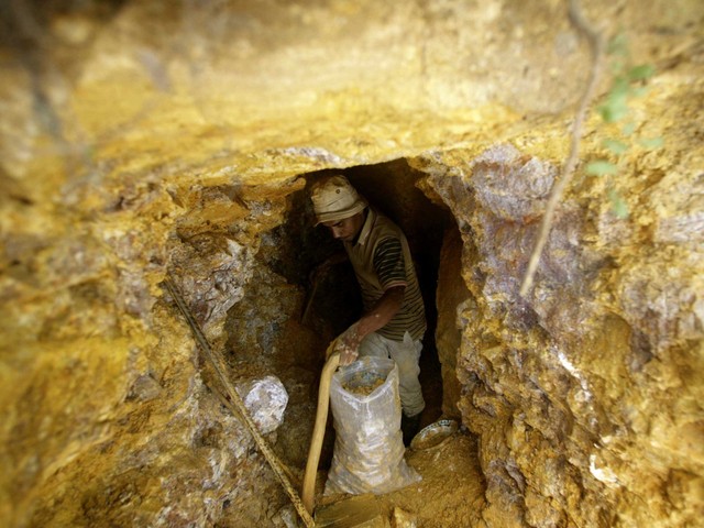 
Thợ mỏ thu quặng trong một mỏ vàng ở Indonesia. Ảnh: Business Insider
