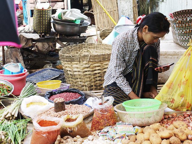 
Smartphone đang ngày càng phổ biến ở Myanmar.
