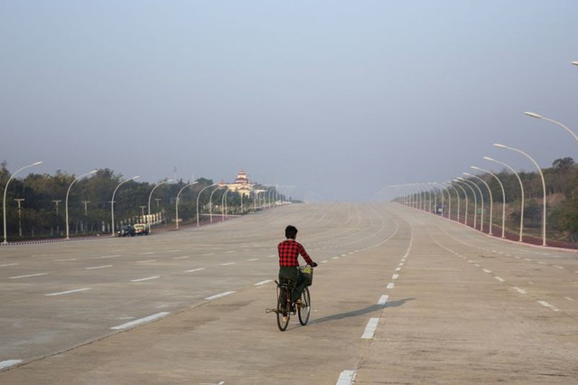 
Sự hoang vắng ở thủ đô Naypyitaw. Ảnh: Bloomberg
