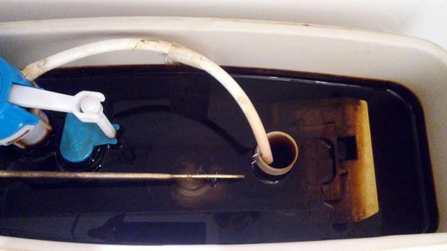 
Nước trong két bồn vệ sinh có màu đen khác thường.
