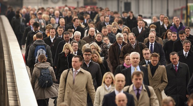 
Đoàn người đi bộ qua cầu London ở thủ đô Vương quốc Anh. Ảnh: Getty
