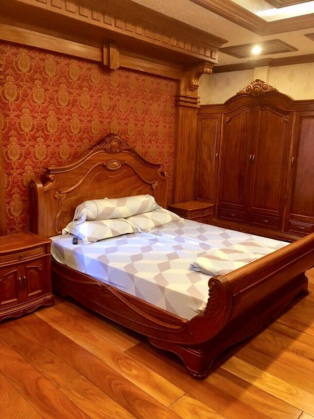 
Phòng ngủ với nội thất hoành tráng không kém của chủ nhân.
