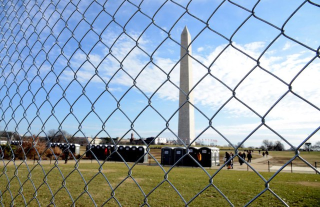 
Hàng rào được dựng lên xung quanh Đài tưởng niệm Washington để đảm bảo an ninh cho lễ nhậm chức ngày 20/1. Các nhà tổ chức dự đoán khoảng 2 tới 3 triệu người sẽ tham dự sự kiện chính trị lớn nhất của nước Mỹ trong 4 năm qua.
