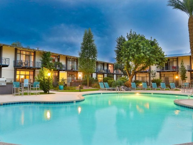 
Với 1.035 USD/tháng, bạn có thể thuê được căn hộ ở Khu nghỉ dưỡng Paradise Palms nằm tại Biltmore, một trong những khu phố cao cấp của Phoenix, bang Arizona. Vị trí trung tâm khiến nó nằm cách những khu vui chơi giải trí chỉ vài km. Ngoài những đồ gia dụng hiện đại, người thuê còn có thể sử dụng 2 bể bơi ngoài trời cùng toàn bộ khuôn viên công trình.
