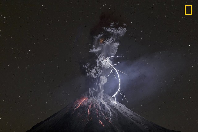 Với 15.000 bức ảnh du lịch dự thi tới từ 30 quốc gia cho 3 chủ đề Thiên nhiên, Con người và Thành phố, National Geographic đã chọn ra 18 bức ảnh truyền cảm hứng nhất cho từng hạng mục. Bức ảnh danh giá nhất về chủ đề Thiên nhiên thuộc về Sergio Tapiro Velasco, nhiếp ảnh gia người Mexico với bức ảnh chụp ngọn núi lửa đang phun trào. “Sức mạnh của Thiên nhiên”, bức ảnh giành chiến thắng, mang về cho chủ nhân chuyến du lịch 10 ngày cho 2 người đến Quần đảo Galápagos, ngoài khơi Ecuador, với các chuyên gia của National Geographic.