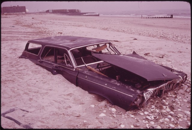 
Một chiếc xe bị vứt ở bãi biển thành phố New York. Chúng dạt lên bờ sau khi rác thải bị người ta ném xuống Đại Tây Dương.
