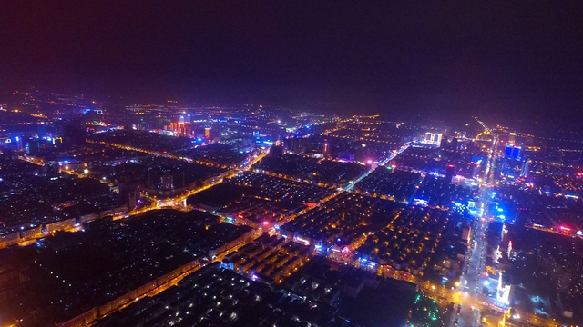 
Thành phố Dương Châu, tỉnh Giang Tô, miền đông Trung Quốc, sáng rực bởi ánh đèn trang trí chuẩn bị đón năm con gà. Ảnh: China Daily
