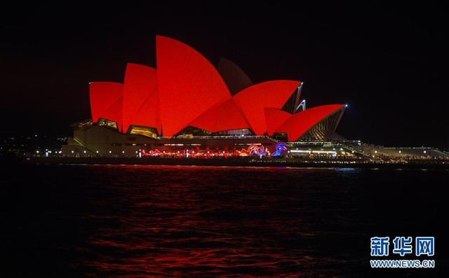 
Nhà hát Opera Sydney chuyển sắc đỏ mừng năm mới âm lịch. Ảnh: Xinhua
