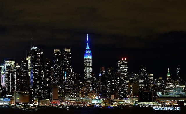
Đỉnh tòa nhà Empire State, New York, Mỹ chuyển màu chào đón tết âm lịch. Hệ thống đèn đặc biệt được bố trí trên đỉnh tòa tháp và khiến nó có một diện mạo mới trong đêm 26 và 27/1. Ảnh: AP
