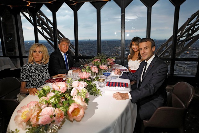 
Tổng thống Trump và phu nhân Melania đặt chân xuống Paris sáng 13/7 theo lời mời của người đồng cấp Pháp để dự sự kiện Bastille Day, cuộc diễu binh quân sự có lịch sử lâu đời nhất ở Pháp. Sau cuộc gặp tối, hai gia đình quyền lực bậc nhất thế giới có bữa tiệc đặc biệt trên đỉnh tháp Eiffel. Ảnh: Reuters
