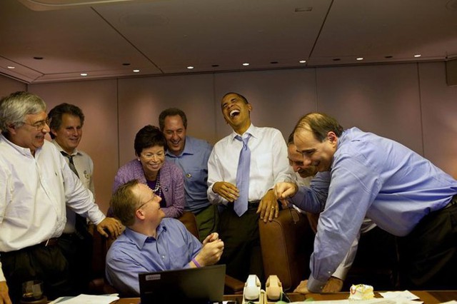  Phút vui vẻ của Obama cùng các cộng sự trên chiếc Air Force One trong chuyến bay đến Singapore. Ảnh: Nhà Trắng. 