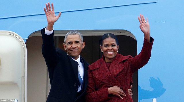 
Ông Barack Obama và phu nhân vẫy tay chào người dân để bắt đầu kỳ nghỉ của mình.
