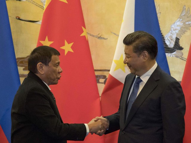 Ông Rodrigo Duterte (trái) và ông Tập Cận Bình (phải)