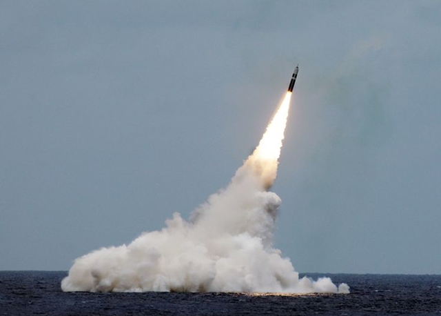 Tên lửa Trident II D5 được Anh phóng từ tàu ngầm HMS Vengeance