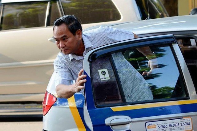 
Thứ trưởng Nguyễn Hữu Chí bước xuống từ taxi. Ảnh: Tiến Tuấn
