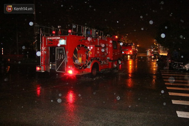 Hàng chục xe cứu hỏa được tăng cường đến hiện trường để dập lửa
