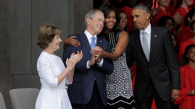 Khoảnh khắc thân mật của ông George W. Bush và bà Michelle Obama. Ảnh: REUTERS