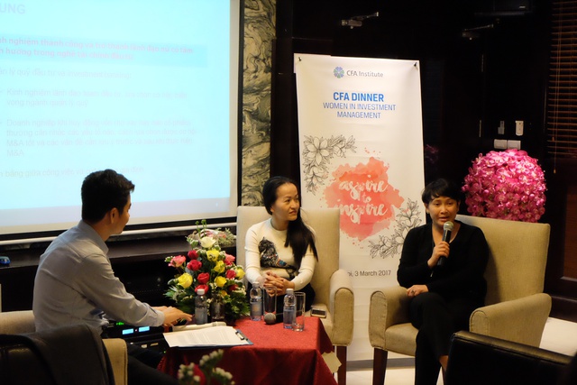 Bà Lê Thị Lê Hằng (áo đen) trong buổi chia sẻ với cộng đồng CFA Việt Nam
