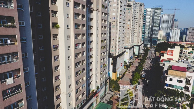 
Chung cư Golden Palm cũng thuộc khu vực có mật độ xây dựng lớn bậc nhất Hà Nội với hàng loạt những tòa chung cư cao tầng hai bên tuyến đường Lê Văn Lương.
