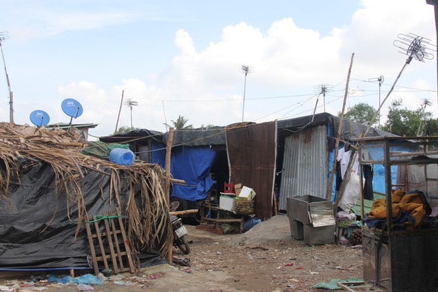 
Những ngôi nhà xập xệ, tạm bợ là nơi sinh sống của hơn 20 hộ gia đình tại khu ổ chuột
