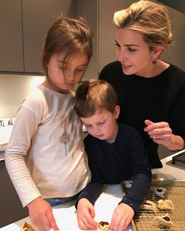 
Ivanka cùng hai con làm bánh trong bếp làm người xem cảm thấy vô cùng thích thú.
