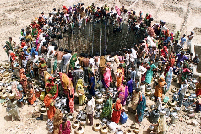Người dân tập trung lấy nước quanh miệng giếng khổng lồ ở làng Natwarghad thuộc bang Gujarat, phía tây Ấn Độ.