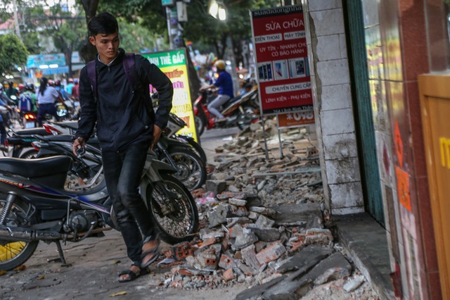 Hàng loạt bậc tam cấp bị phá bỏ trên đường Lãnh Binh Thăng (quận 11)