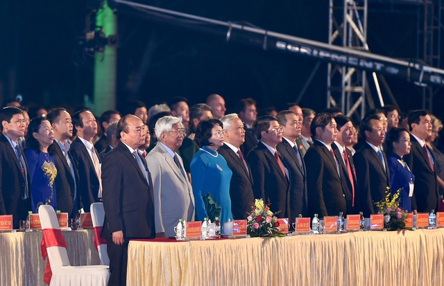 Thủ tướng Nguyễn Xuân Phúc cùng các đại biểu dự buổi lễ. - Ảnh: VGP/Quang Hiếu 